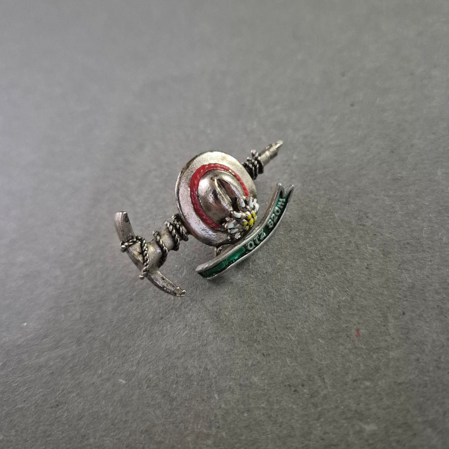 Emaille-Brosche „Ötz 820 m“ – Alpenhütchen mit Edelweiß & Pickel