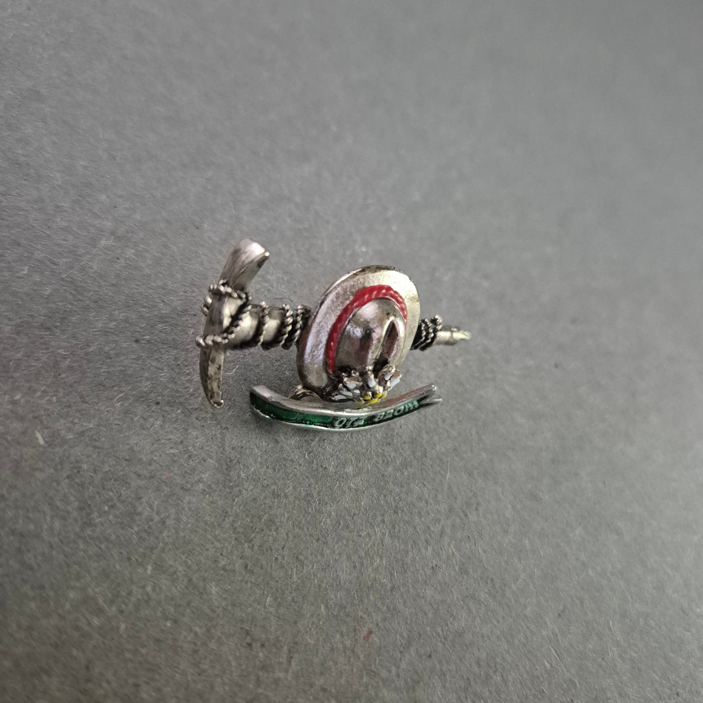 Emaille-Brosche „Ötz 820 m“ – Alpenhütchen mit Edelweiß & Pickel