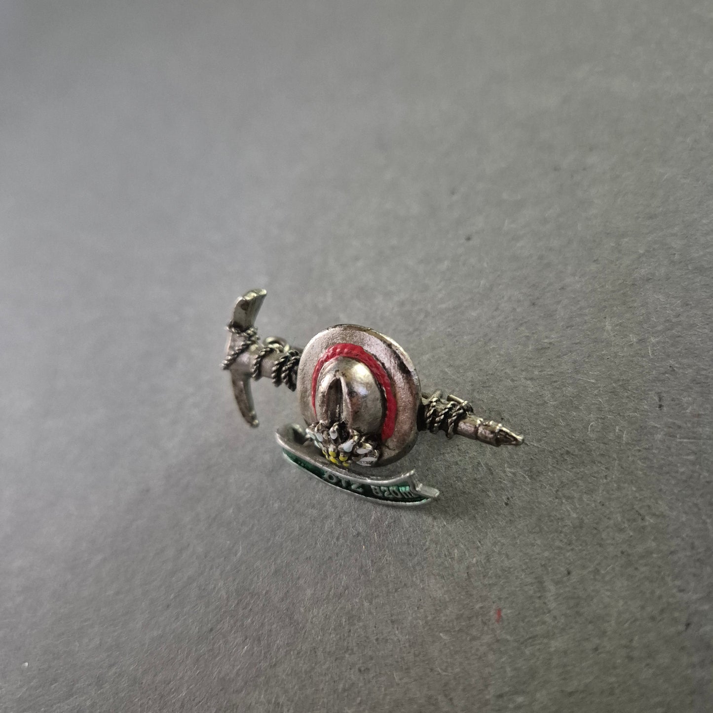 Emaille-Brosche „Ötz 820 m“ – Alpenhütchen mit Edelweiß & Pickel