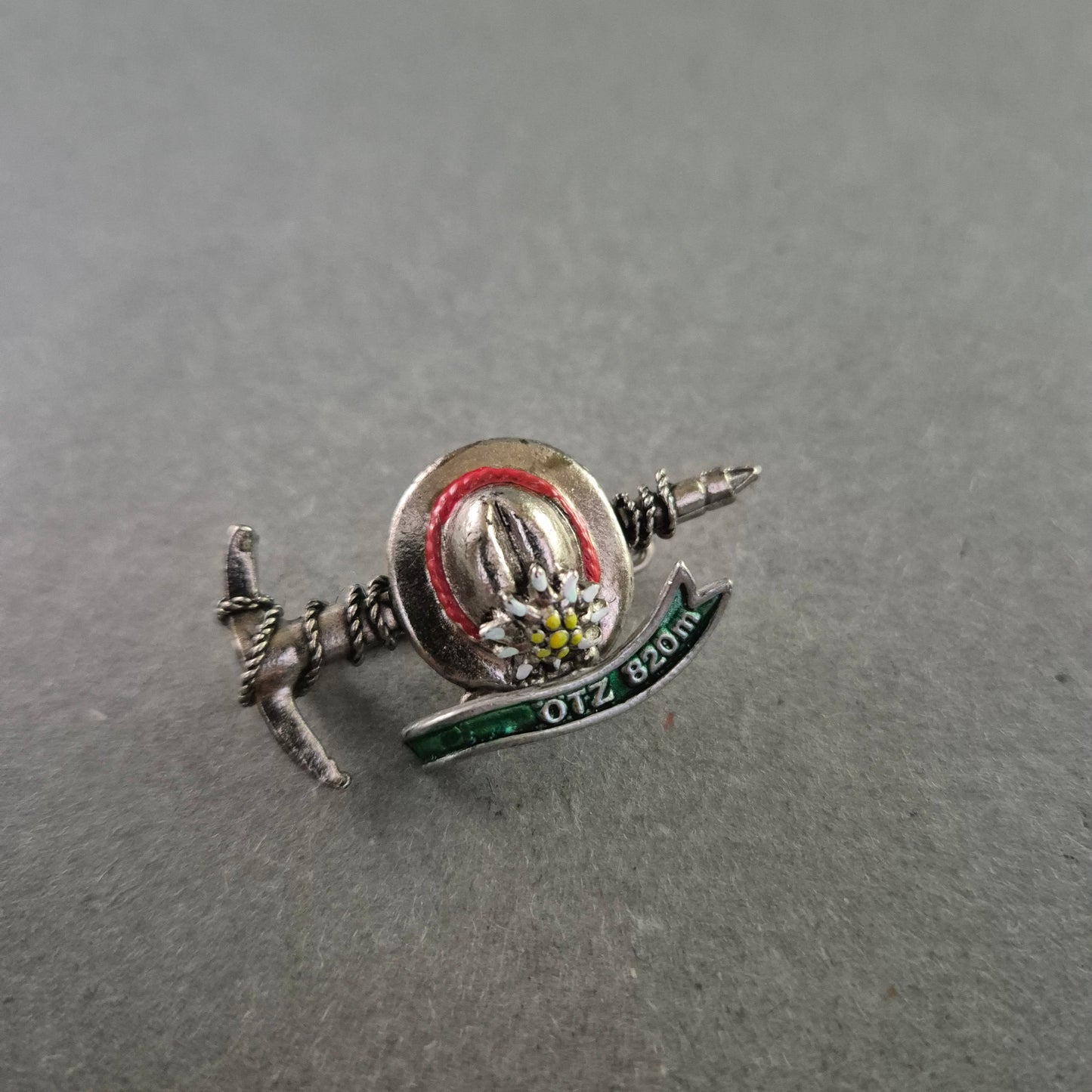 Emaille-Brosche „Ötz 820 m“ – Alpenhütchen mit Edelweiß & Pickel