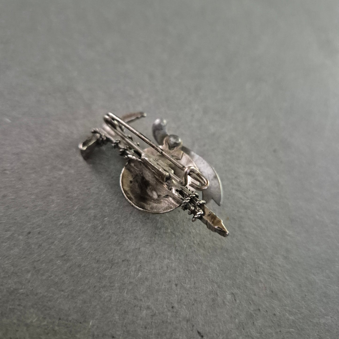 Emaille-Brosche „Ötz 820 m“ – Alpenhütchen mit Edelweiß & Pickel