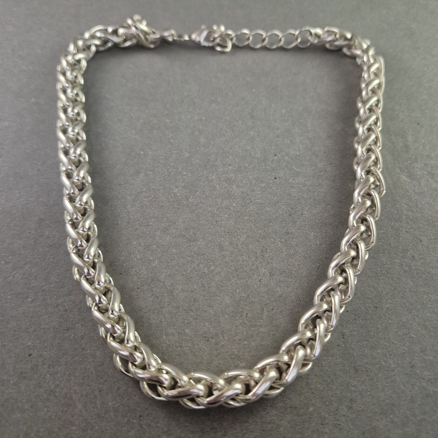 Silberfarbene Herrenpanzerkette – Breites Gliederdesign mit Karabinerverschluss