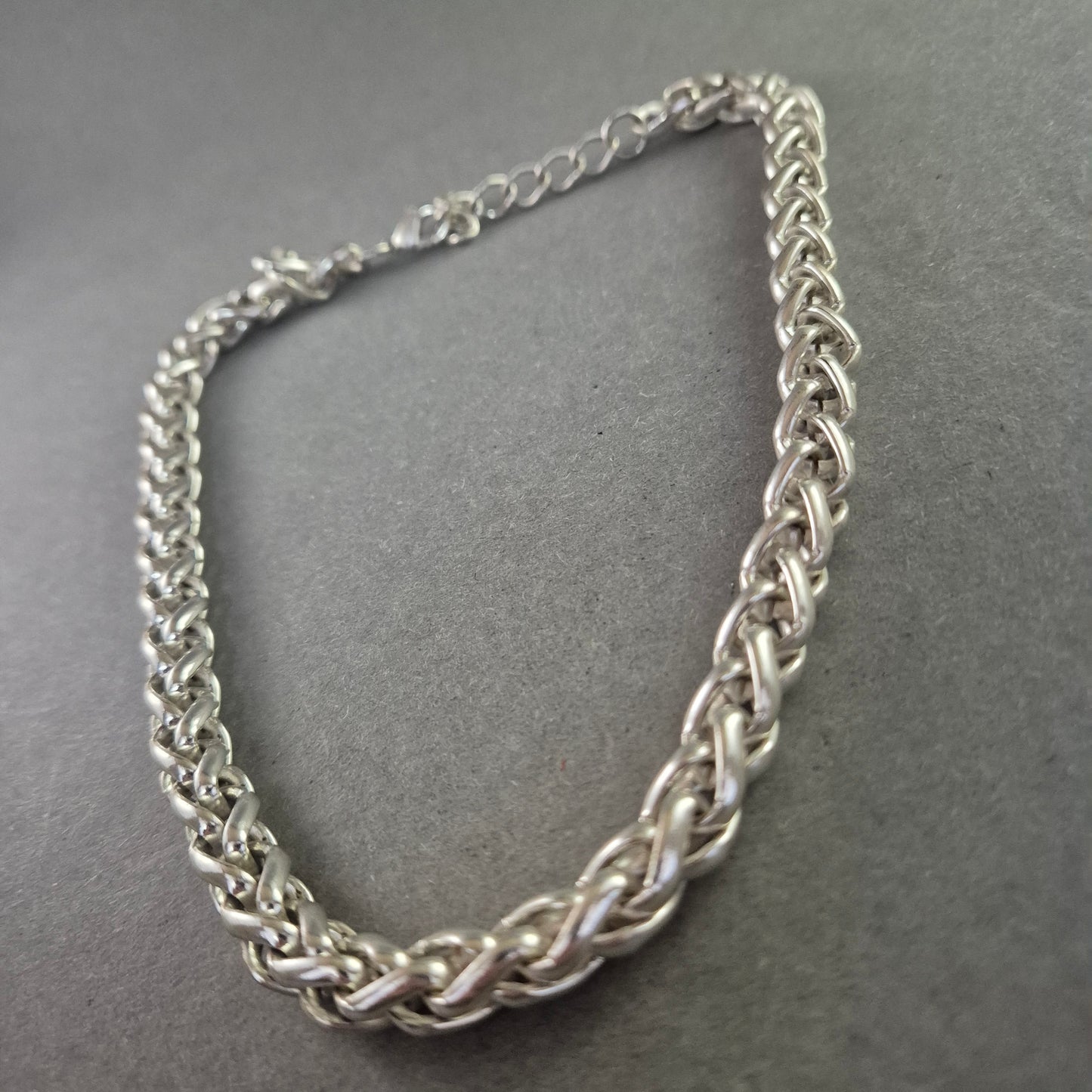 Silberfarbene Herrenpanzerkette – Breites Gliederdesign mit Karabinerverschluss