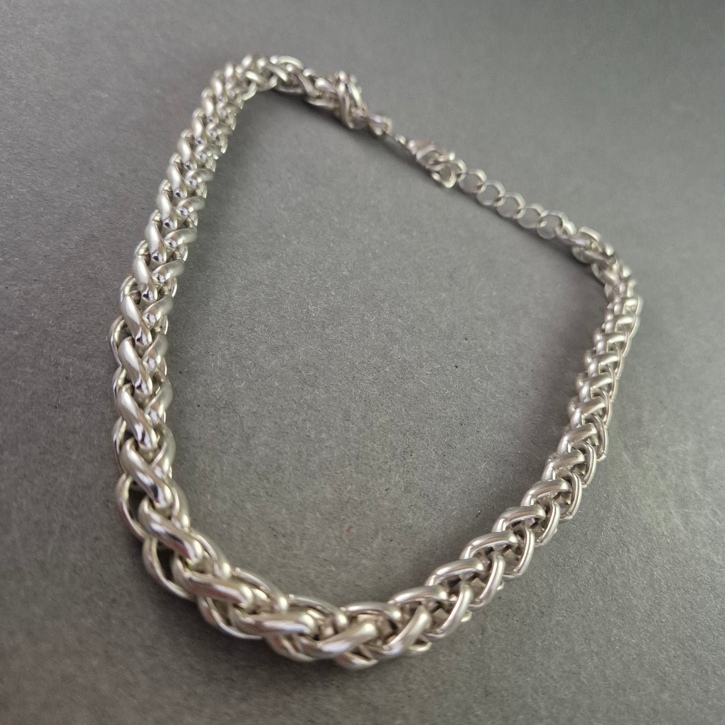 Silberfarbene Herrenpanzerkette – Breites Gliederdesign mit Karabinerverschluss