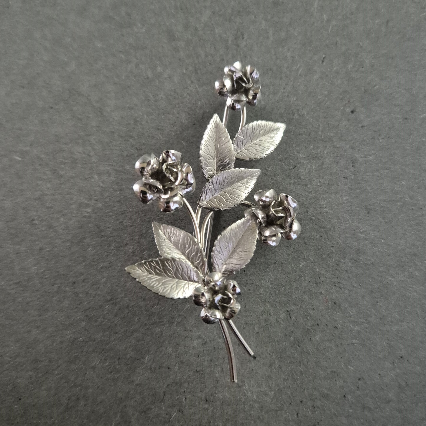 Elegante silberne Brosche – Florales Design mit filigranen Blüten