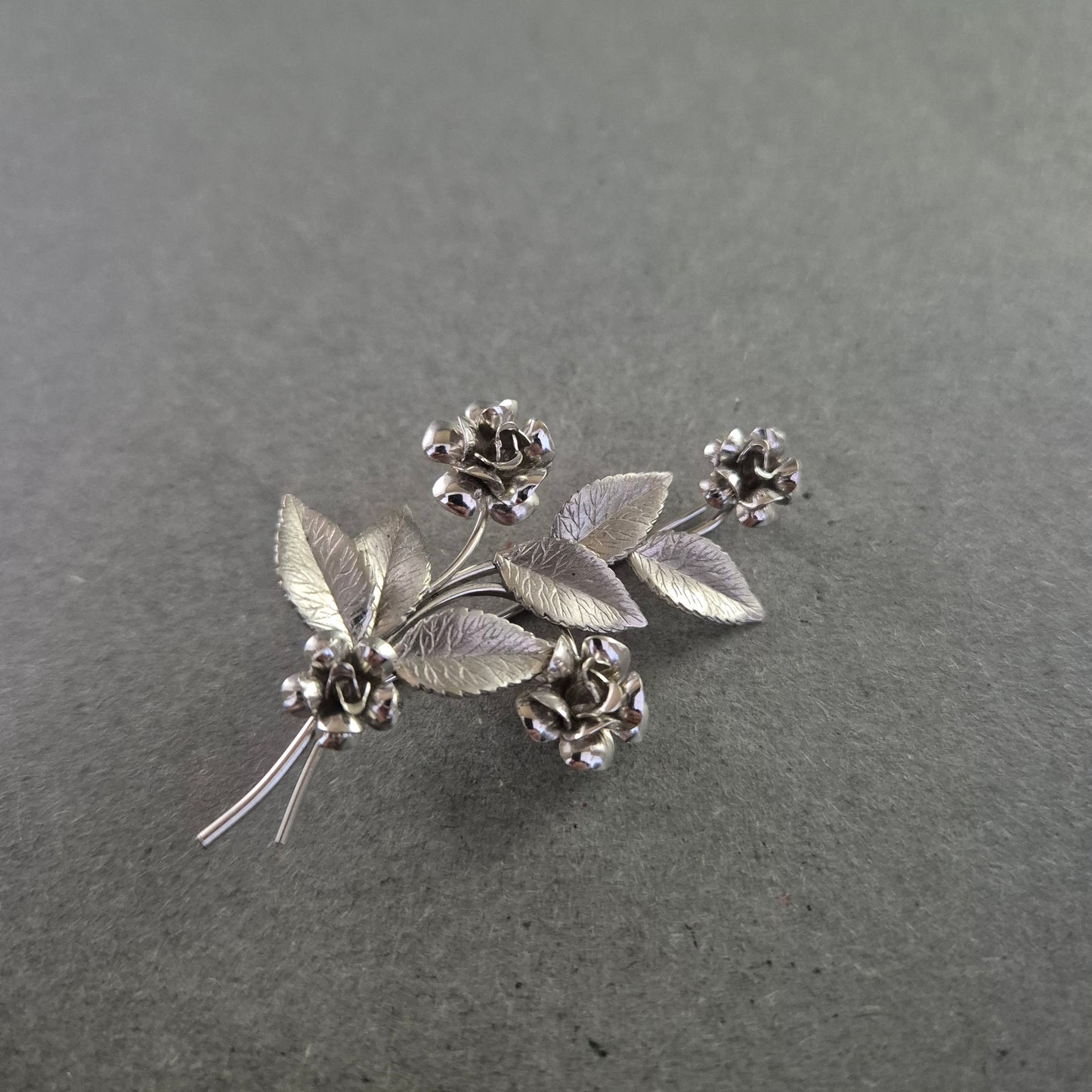 Elegante silberne Brosche – Florales Design mit filigranen Blüten