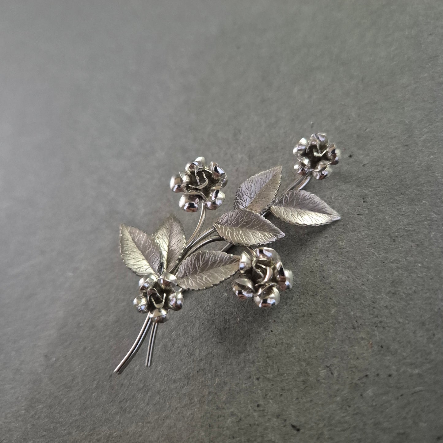 Elegante silberne Brosche – Florales Design mit filigranen Blüten