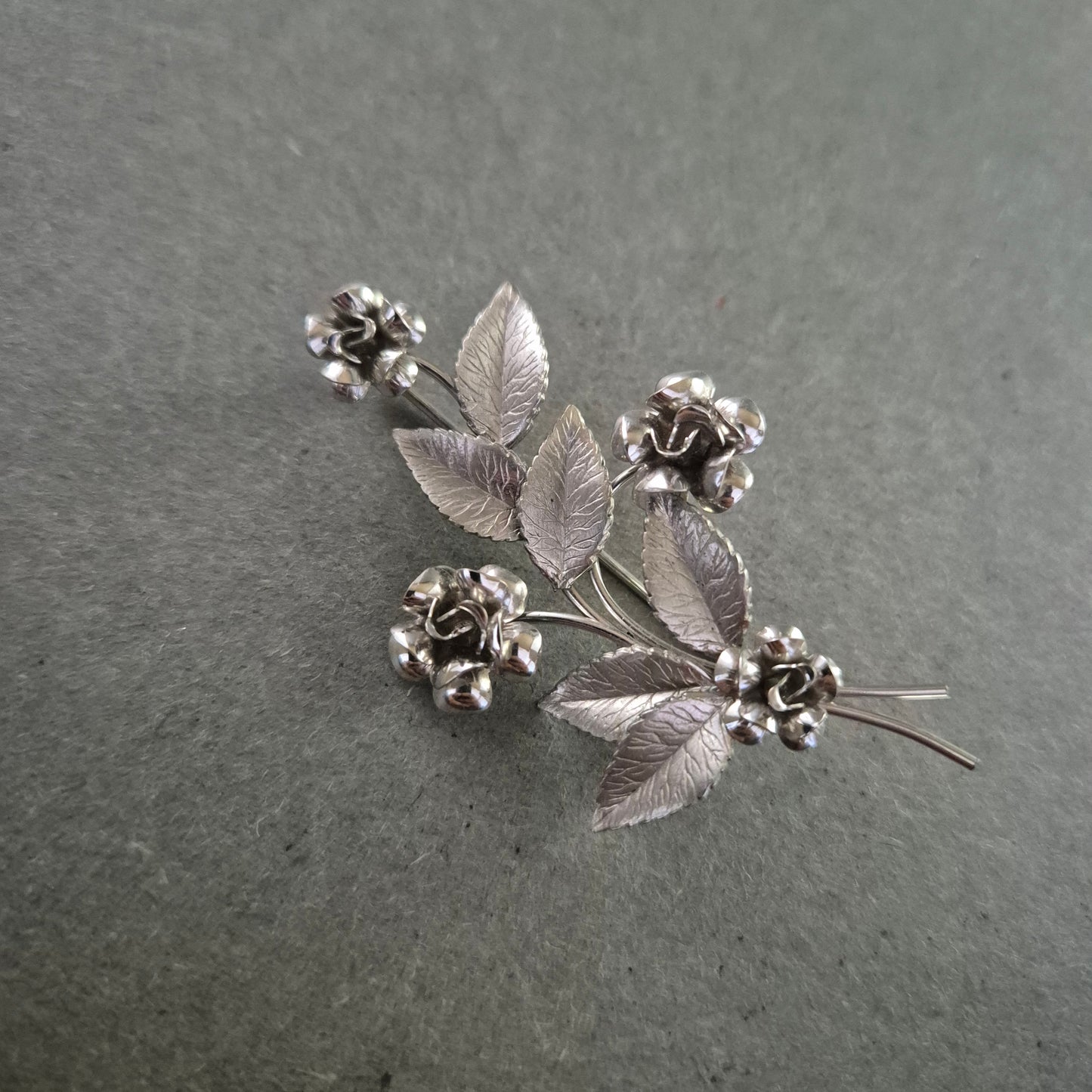 Elegante silberne Brosche – Florales Design mit filigranen Blüten