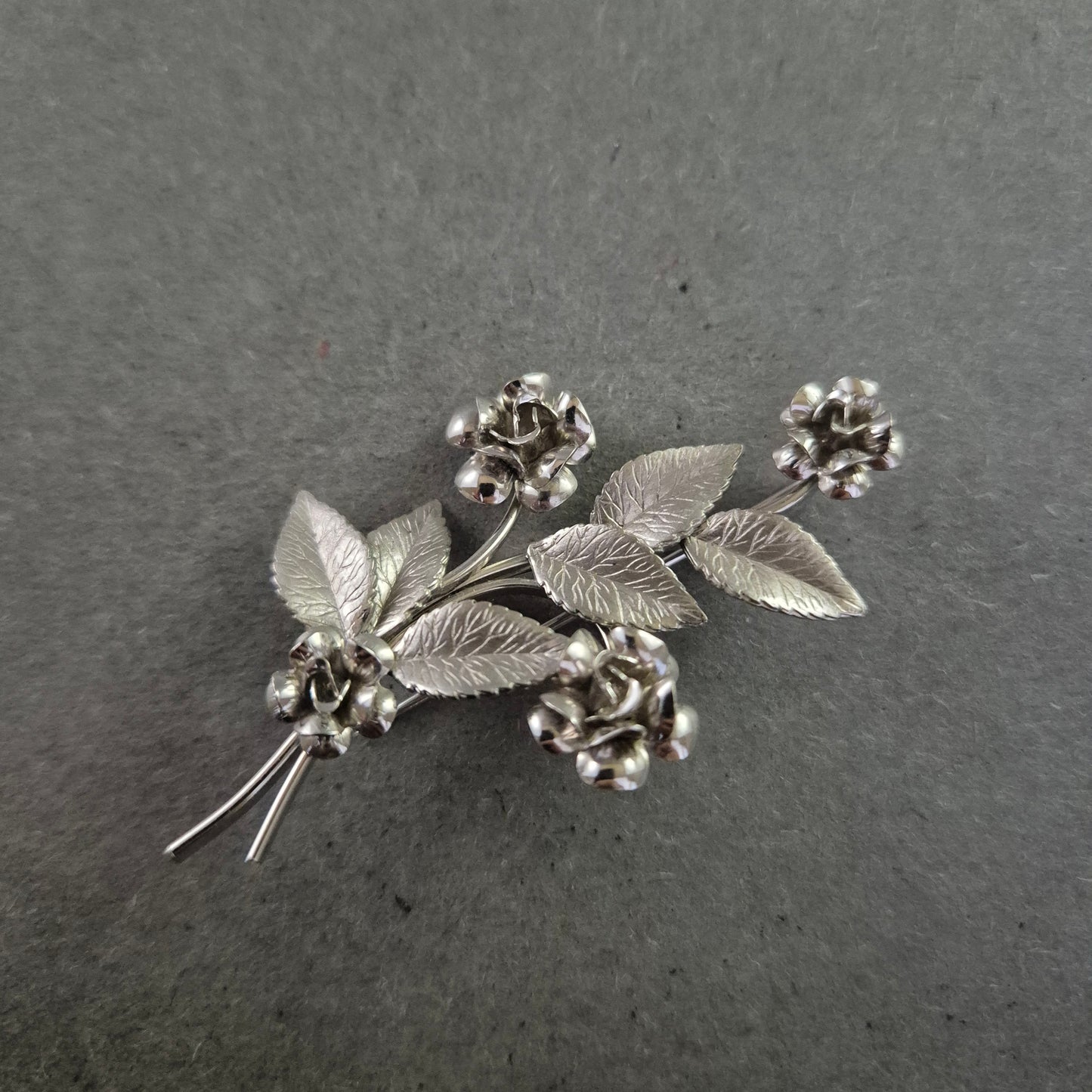 Elegante silberne Brosche – Florales Design mit filigranen Blüten