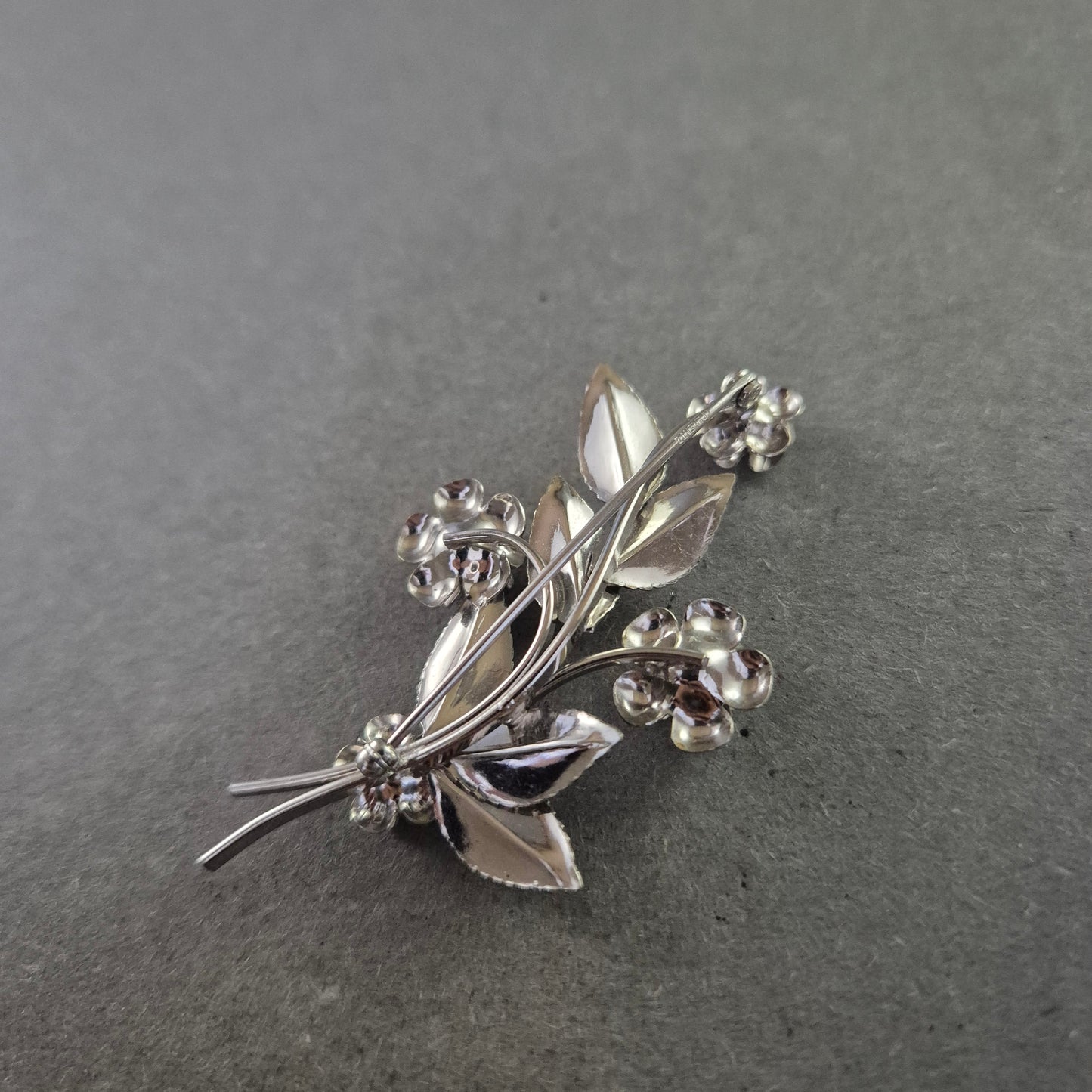 Elegante silberne Brosche – Florales Design mit filigranen Blüten