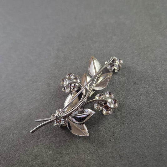 Elegante silberne Brosche – Florales Design mit filigranen Blüten