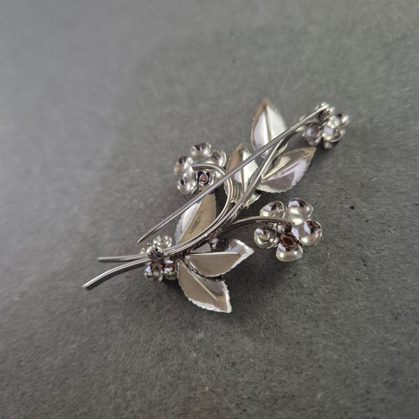 Elegante silberne Brosche – Florales Design mit filigranen Blüten