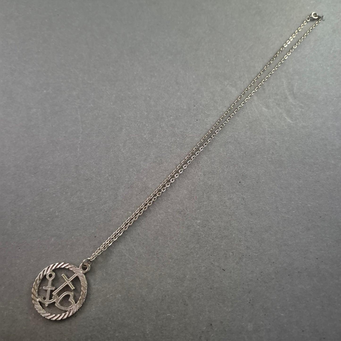 Silberne Kette mit Anhänger Kreuz-Anker-Herz – Glaube Liebe Hoffnung