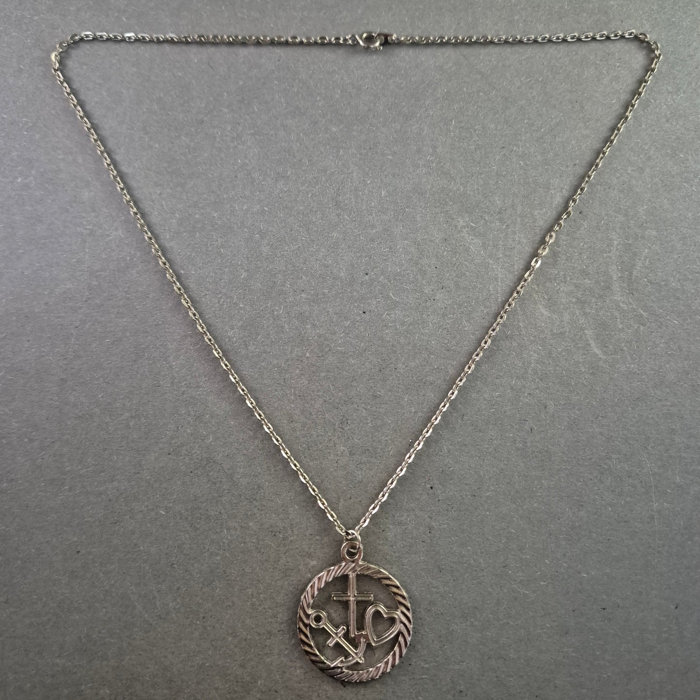 Silberne Kette mit Anhänger Kreuz-Anker-Herz – Glaube Liebe Hoffnung