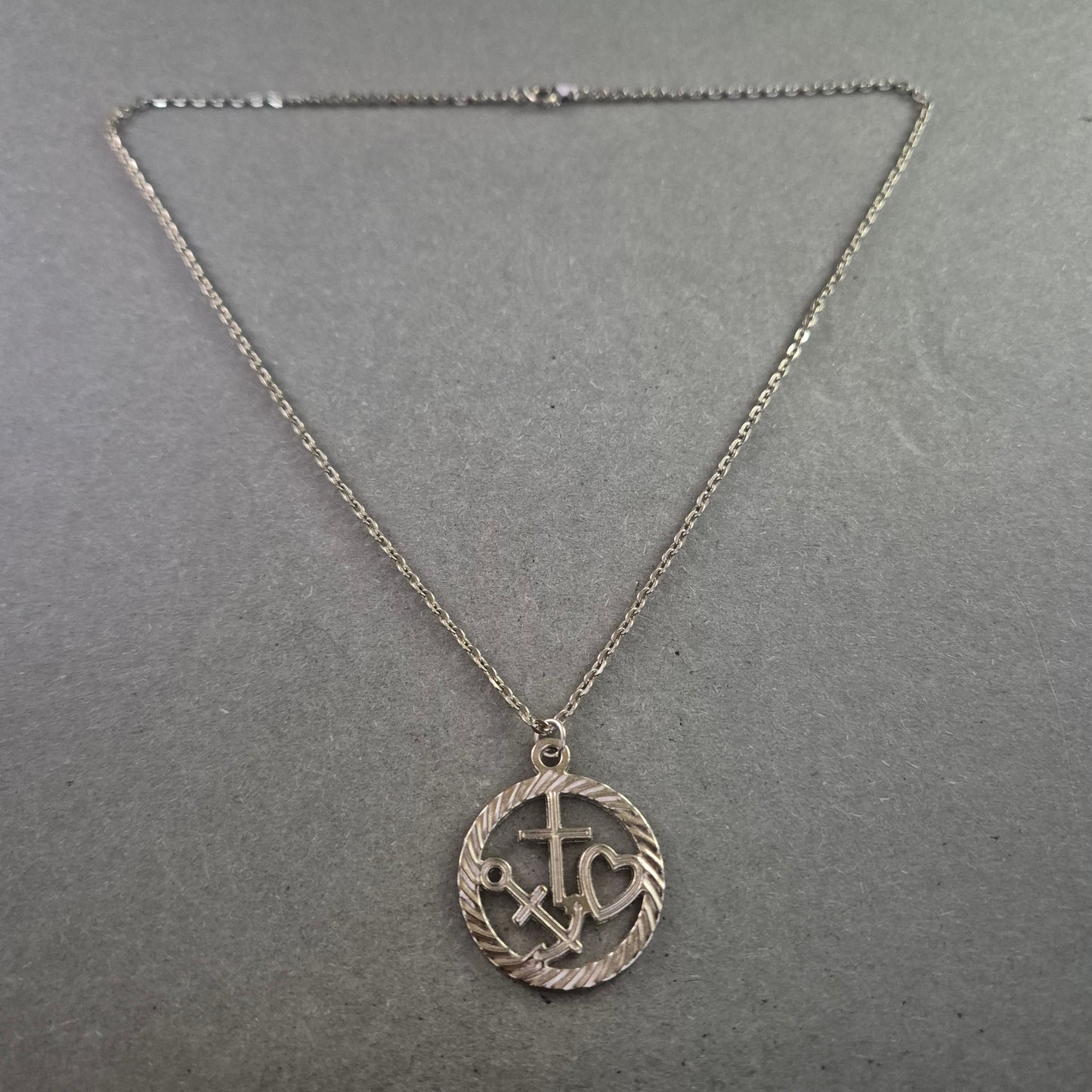 Silberne Kette mit Anhänger Kreuz-Anker-Herz – Glaube Liebe Hoffnung