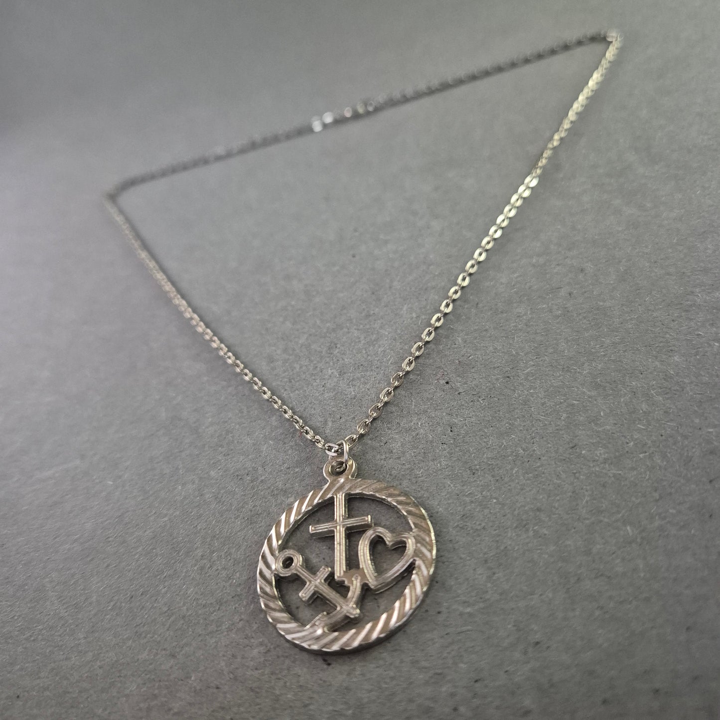 Silberne Kette mit Anhänger Kreuz-Anker-Herz – Glaube Liebe Hoffnung