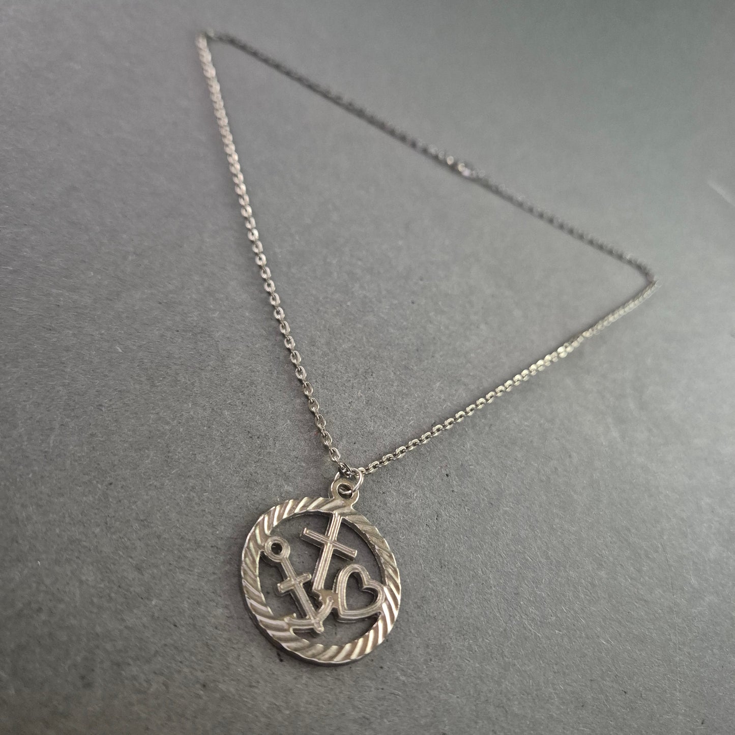 Silberne Kette mit Anhänger Kreuz-Anker-Herz – Glaube Liebe Hoffnung