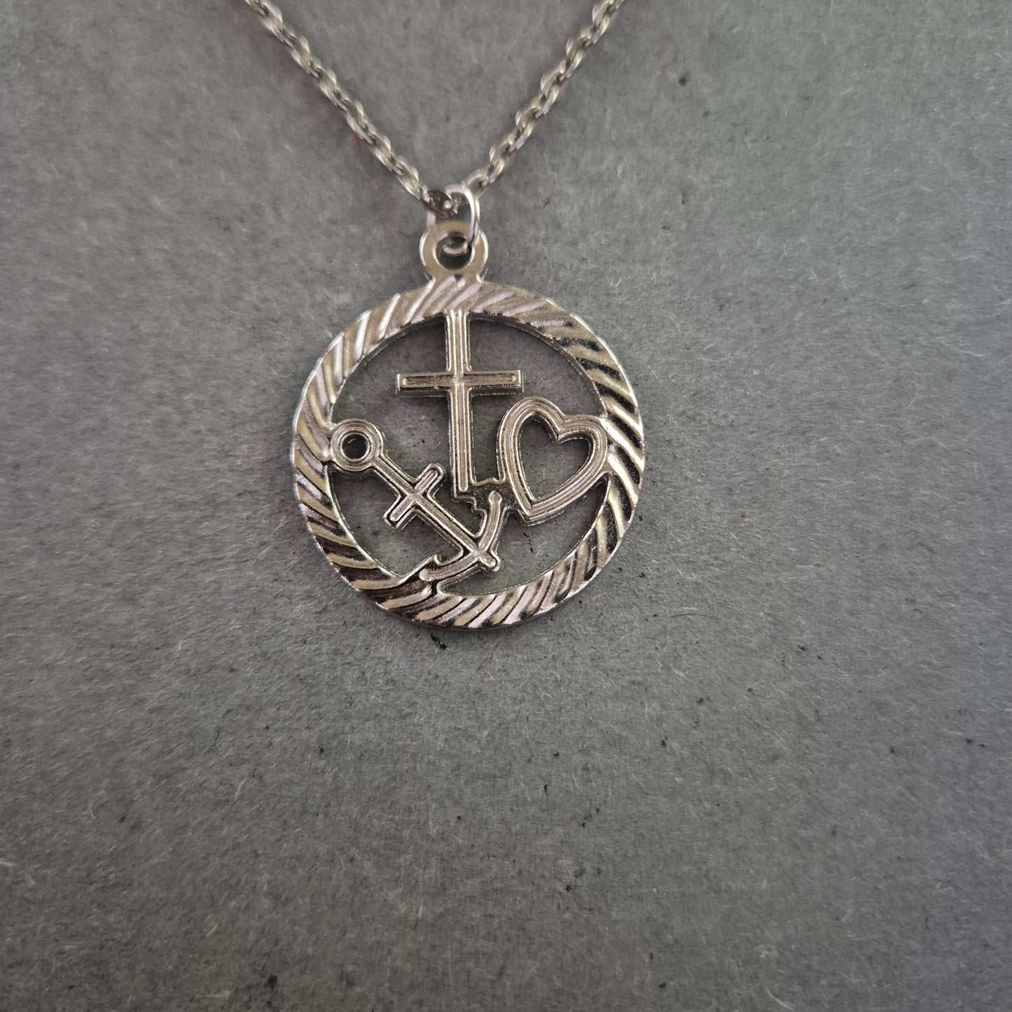 Silberne Kette mit Anhänger Kreuz-Anker-Herz – Glaube Liebe Hoffnung