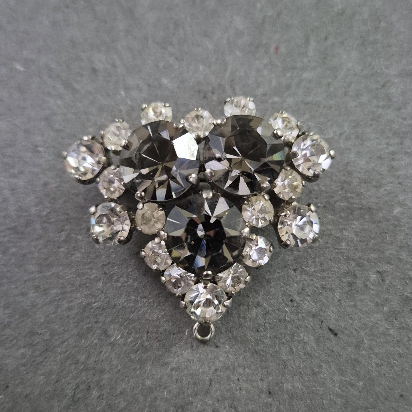 Vintage Strassbrosche in Silber – Funkelndes Design in Tropfenform