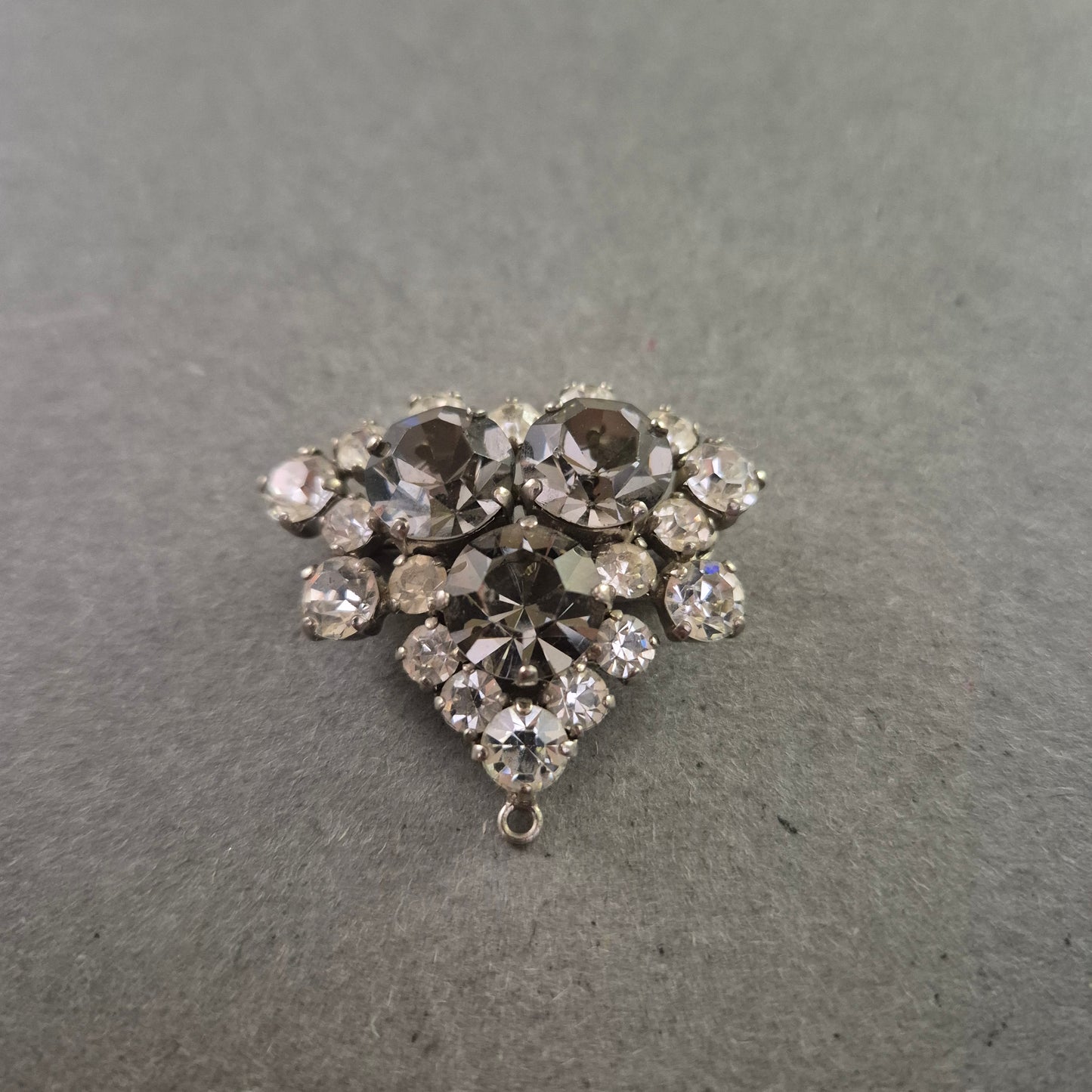 Vintage Strassbrosche in Silber – Funkelndes Design in Tropfenform