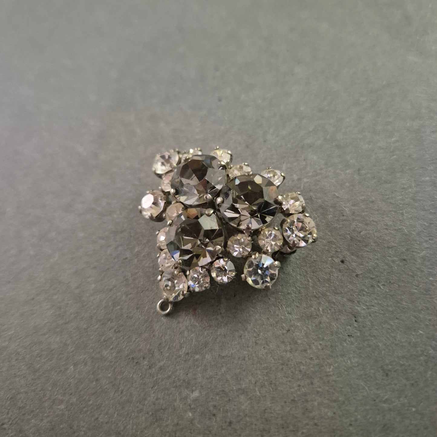 Vintage Strassbrosche in Silber – Funkelndes Design in Tropfenform