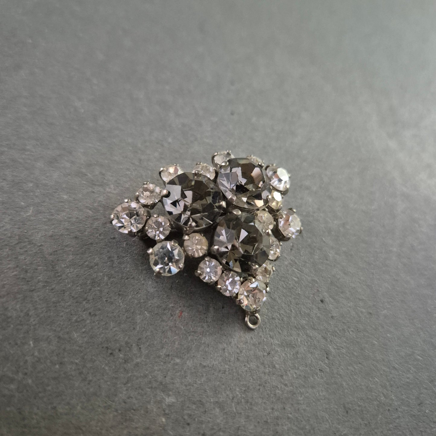 Vintage Strassbrosche in Silber – Funkelndes Design in Tropfenform