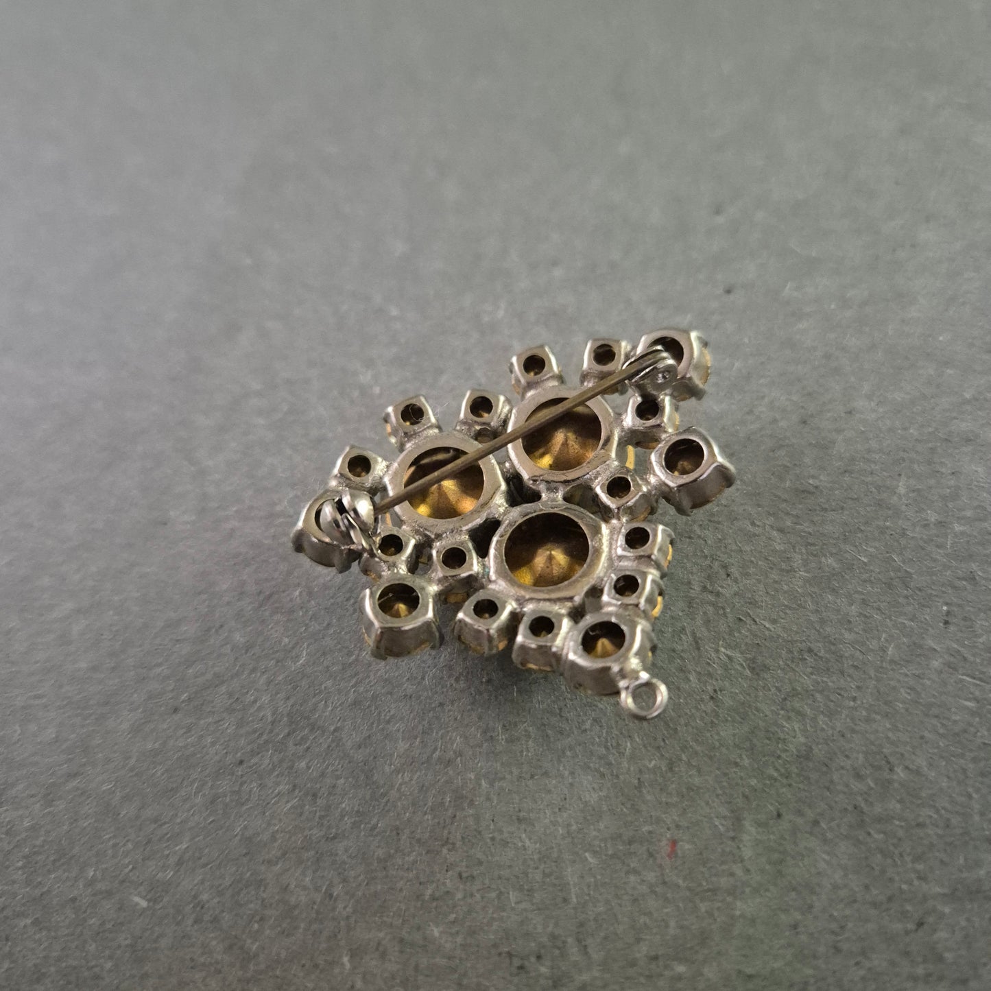 Vintage Strassbrosche in Silber – Funkelndes Design in Tropfenform