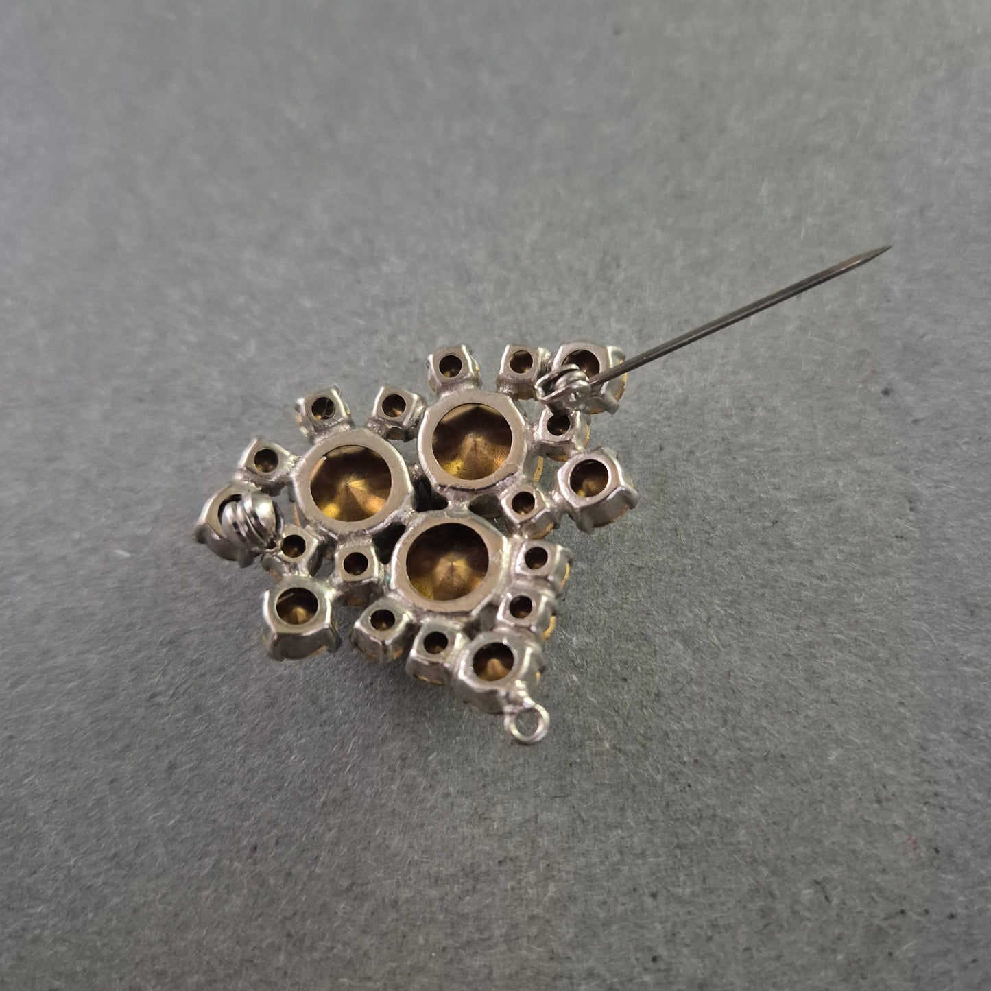 Vintage Strassbrosche in Silber – Funkelndes Design in Tropfenform