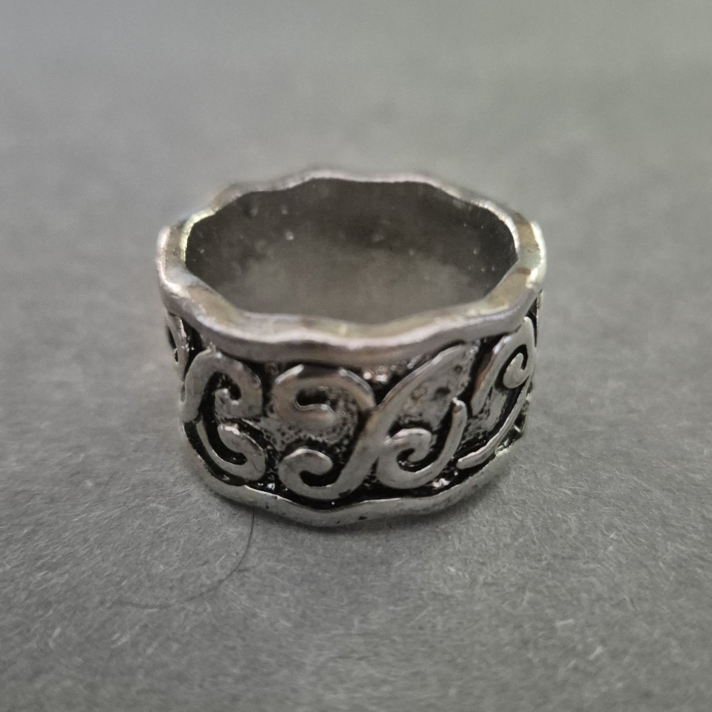 Breiter Herrenring in Silberoptik – Antikes Muster mit Ornamentgravur