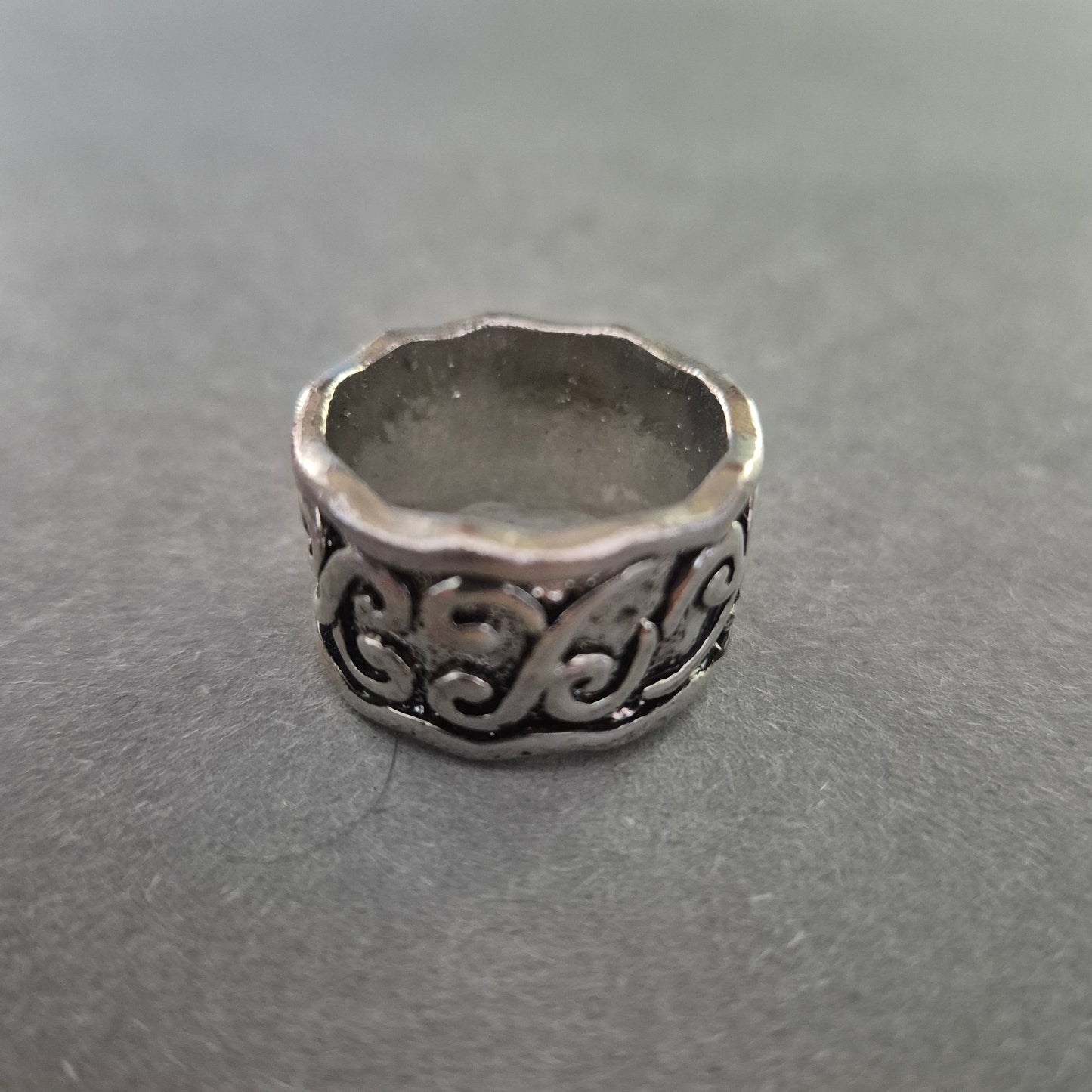 Breiter Herrenring in Silberoptik – Antikes Muster mit Ornamentgravur