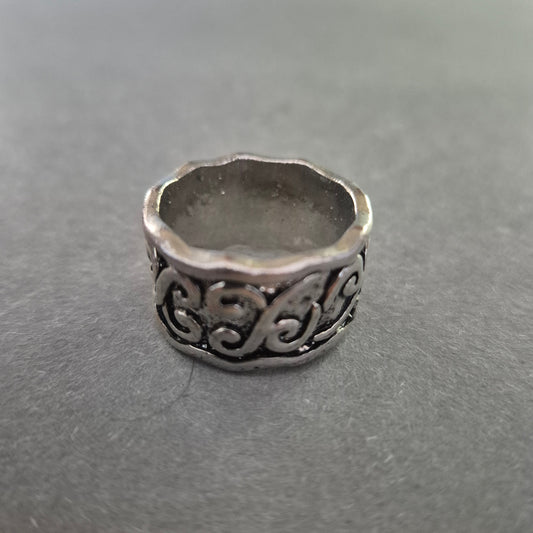 Breiter Herrenring in Silberoptik – Antikes Muster mit Ornamentgravur