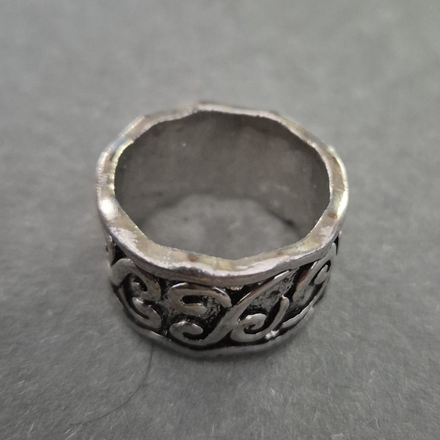 Breiter Herrenring in Silberoptik – Antikes Muster mit Ornamentgravur