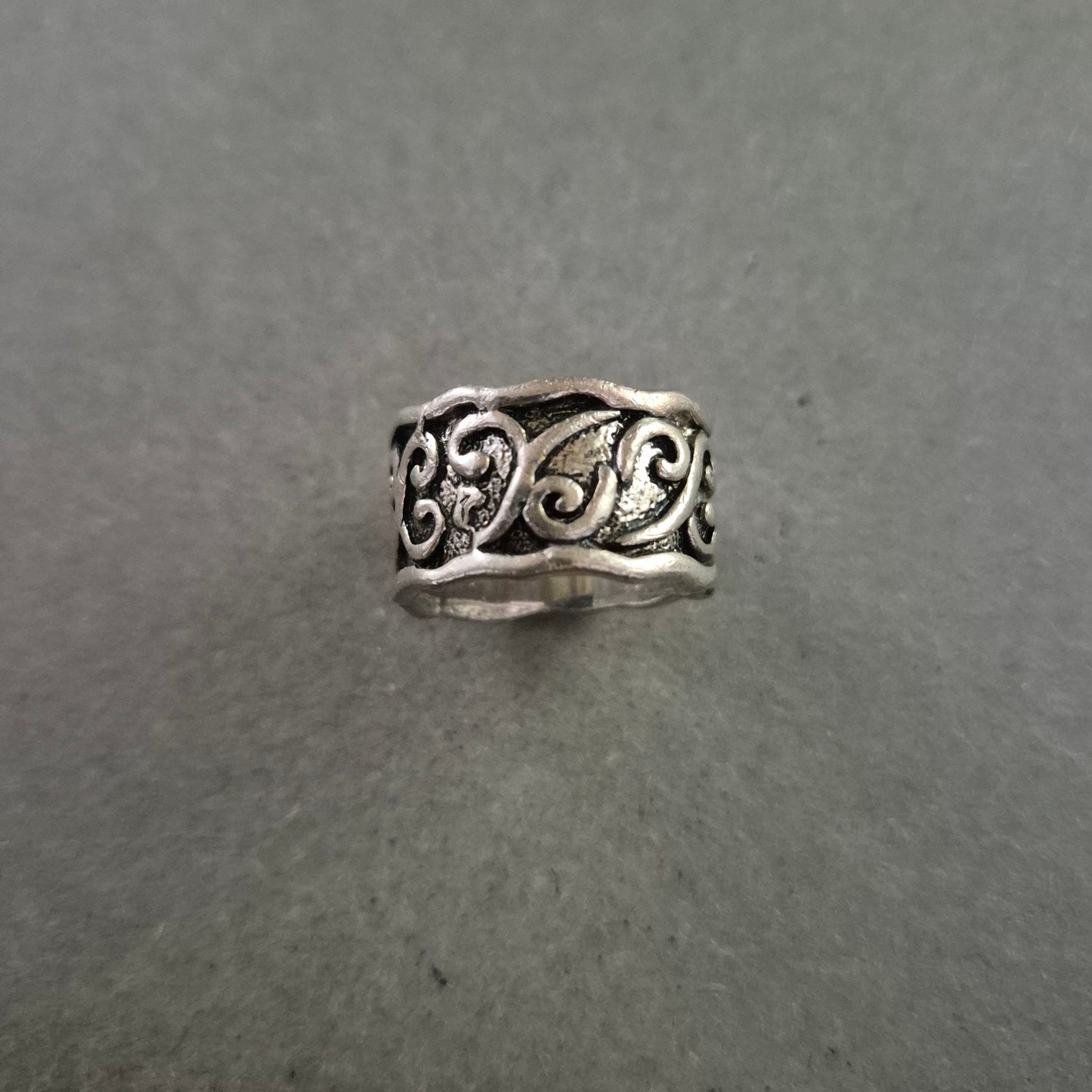 Breiter Herrenring in Silberoptik – Antikes Muster mit Ornamentgravur