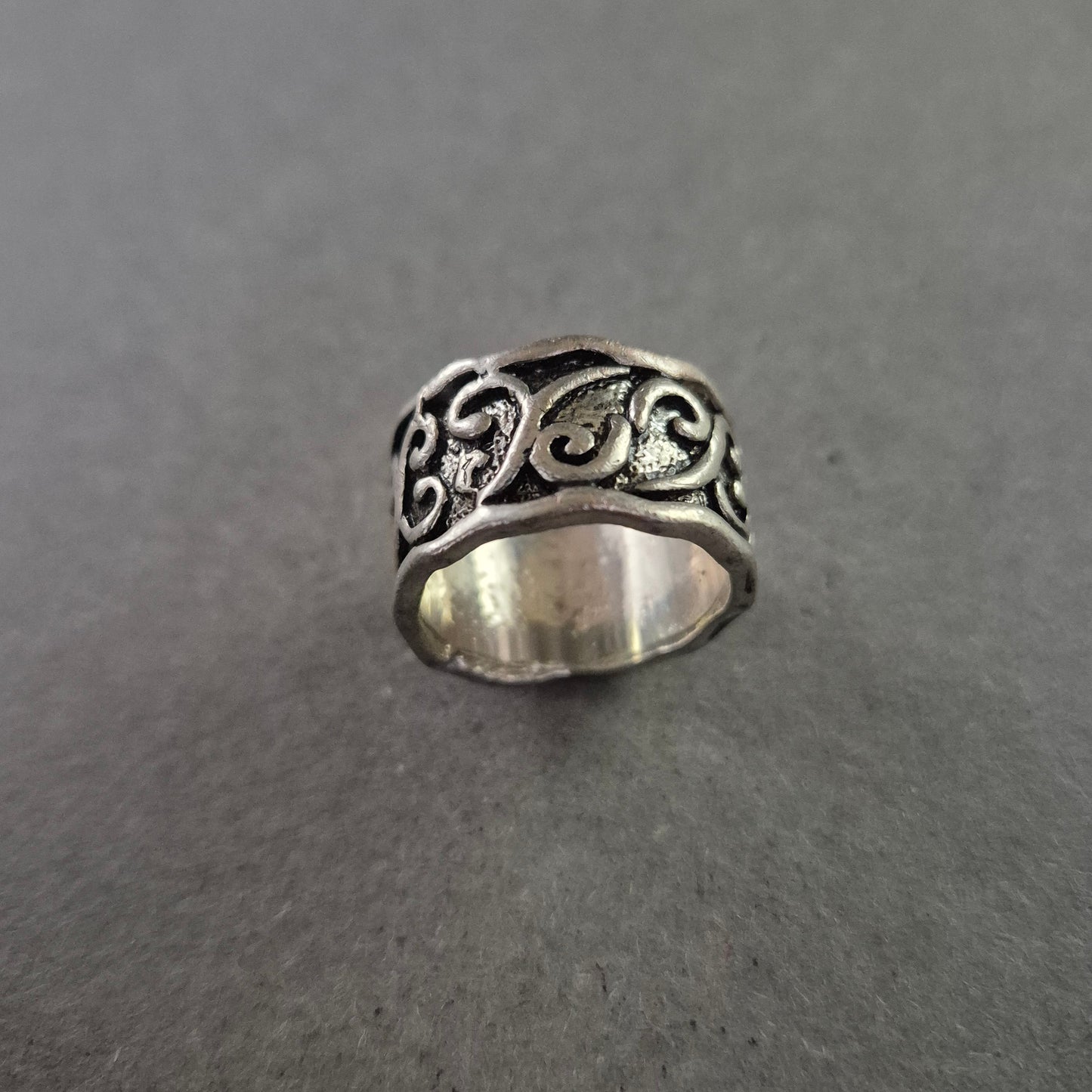 Breiter Herrenring in Silberoptik – Antikes Muster mit Ornamentgravur