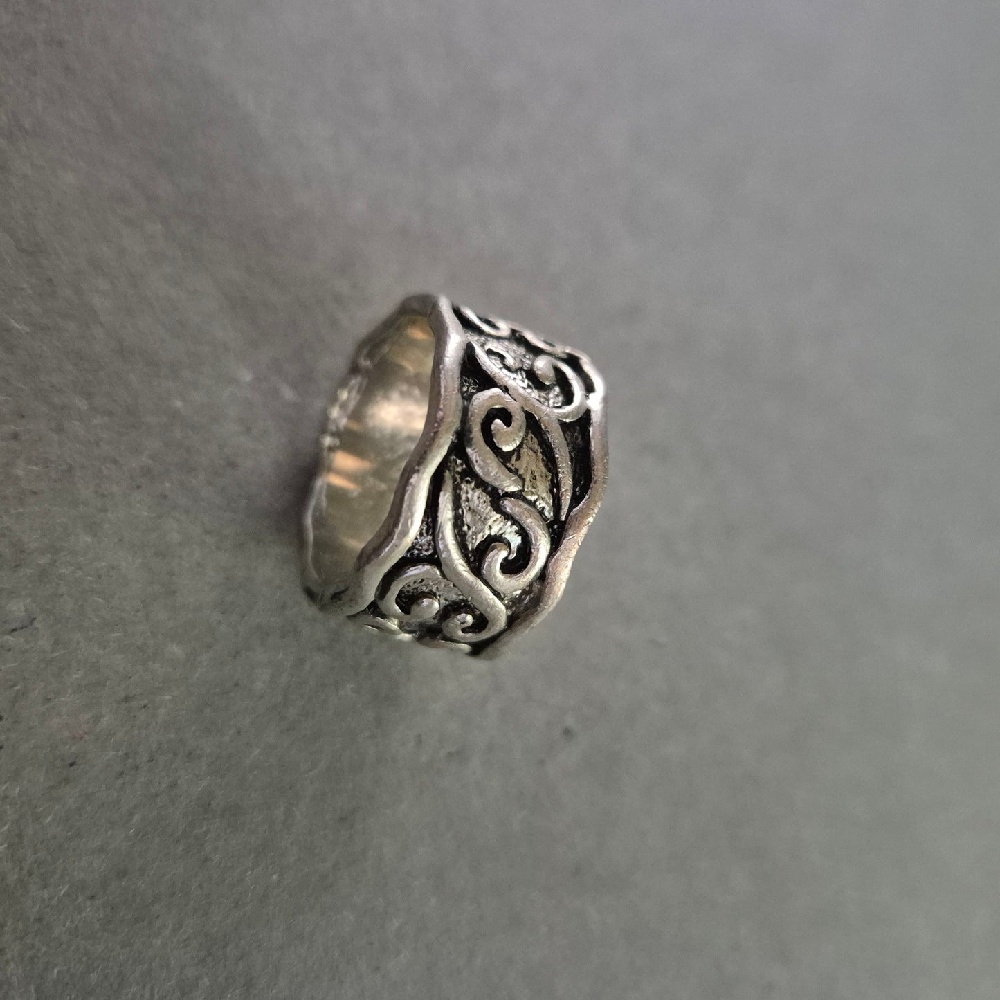 Breiter Herrenring in Silberoptik – Antikes Muster mit Ornamentgravur