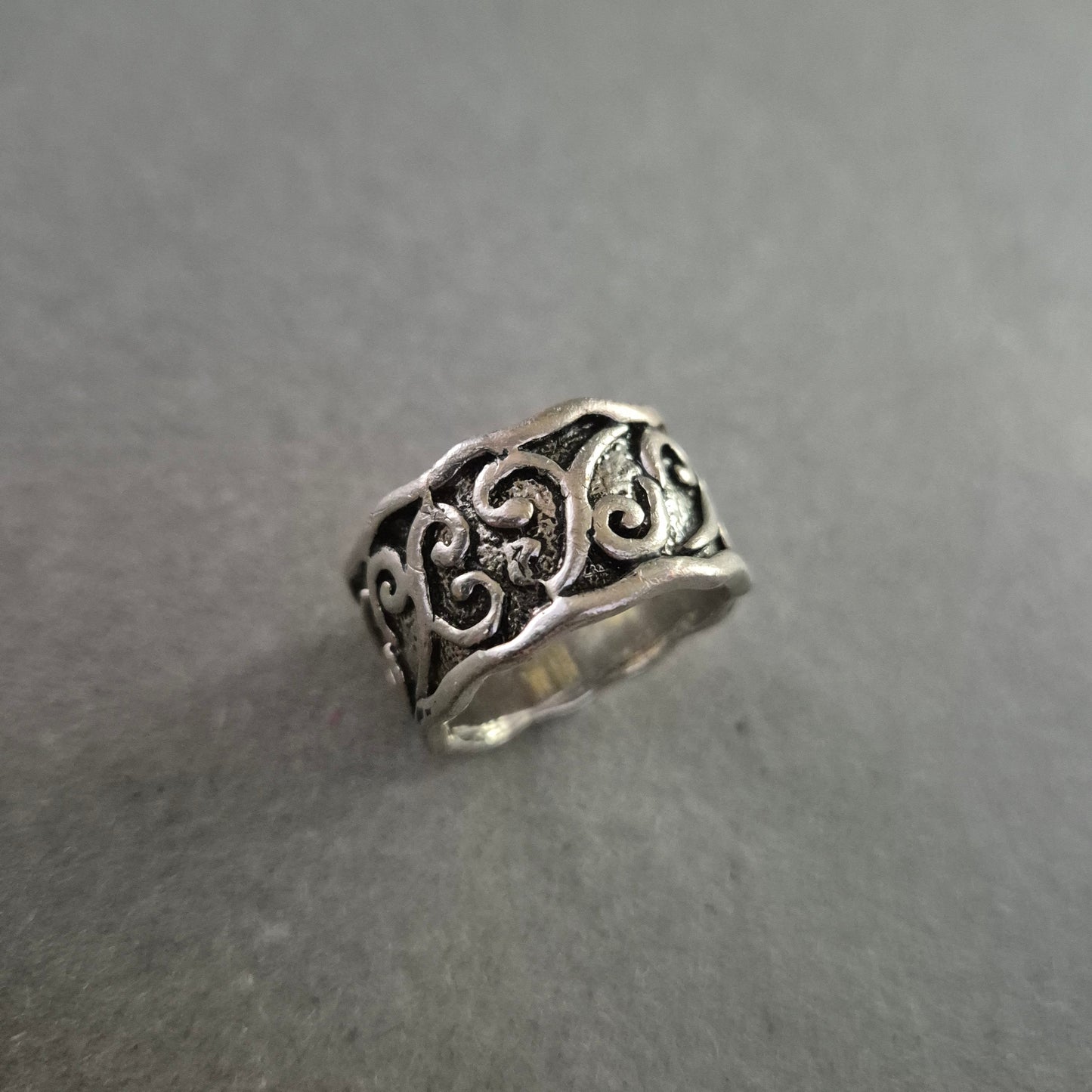 Breiter Herrenring in Silberoptik – Antikes Muster mit Ornamentgravur