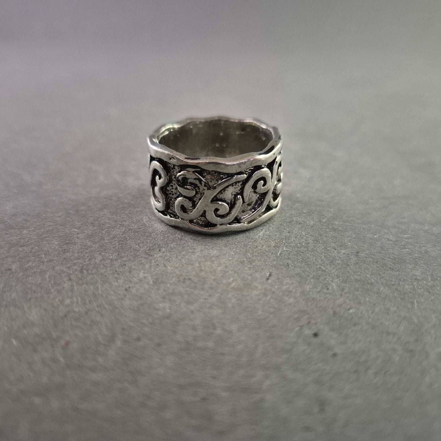 Breiter Herrenring in Silberoptik – Antikes Muster mit Ornamentgravur
