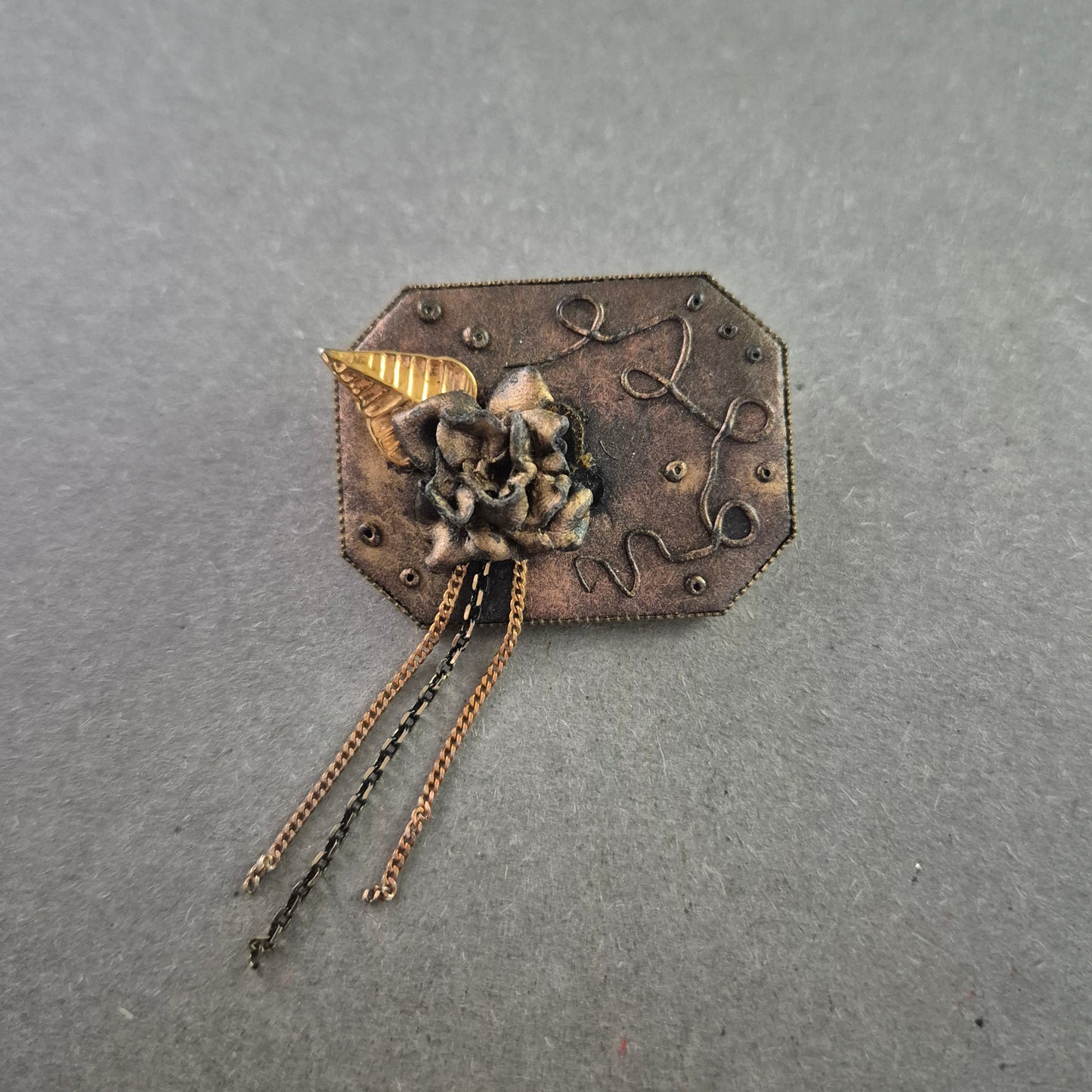 Antikgoldene Brosche mit Blume – Vintage Look & Kettenanhängern