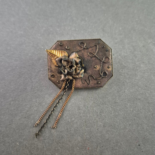 Antikgoldene Brosche mit Blume – Vintage Look & Kettenanhängern