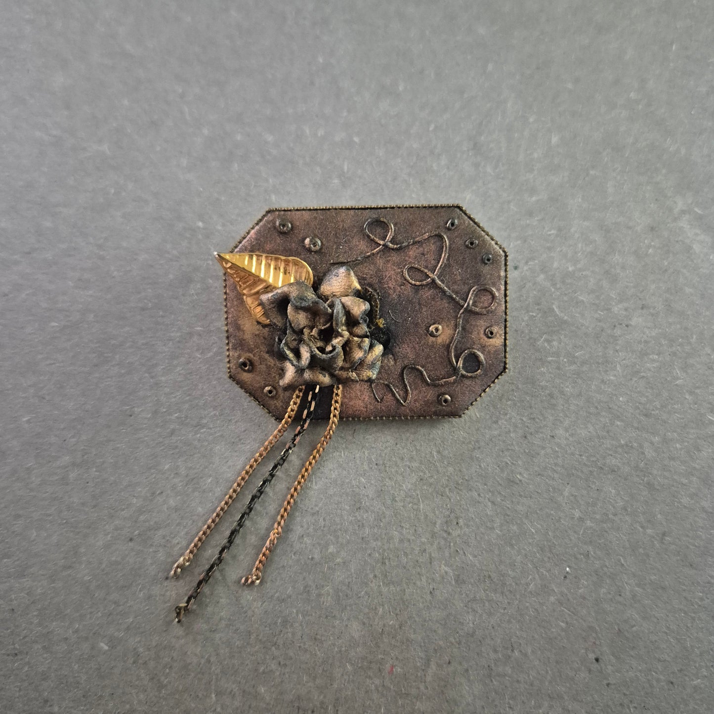 Antikgoldene Brosche mit Blume – Vintage Look & Kettenanhängern