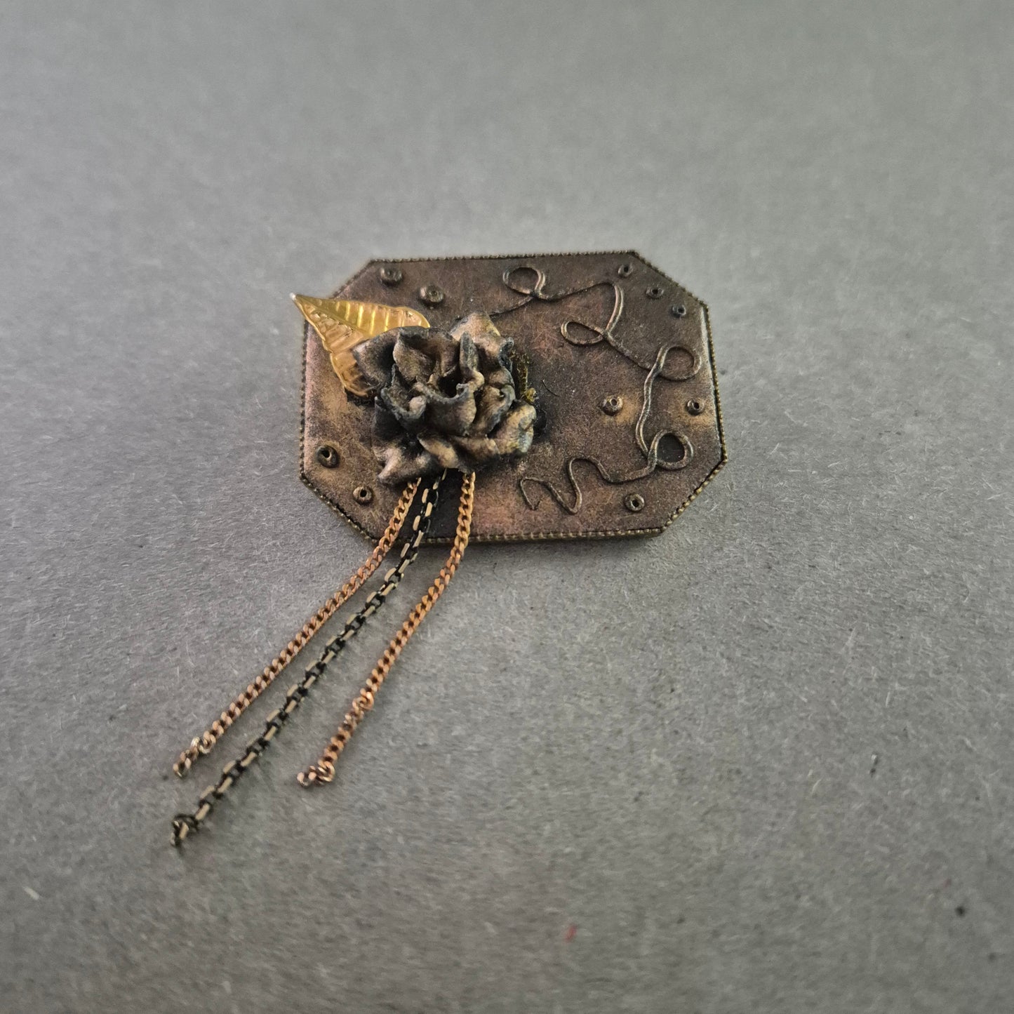 Antikgoldene Brosche mit Blume – Vintage Look & Kettenanhängern