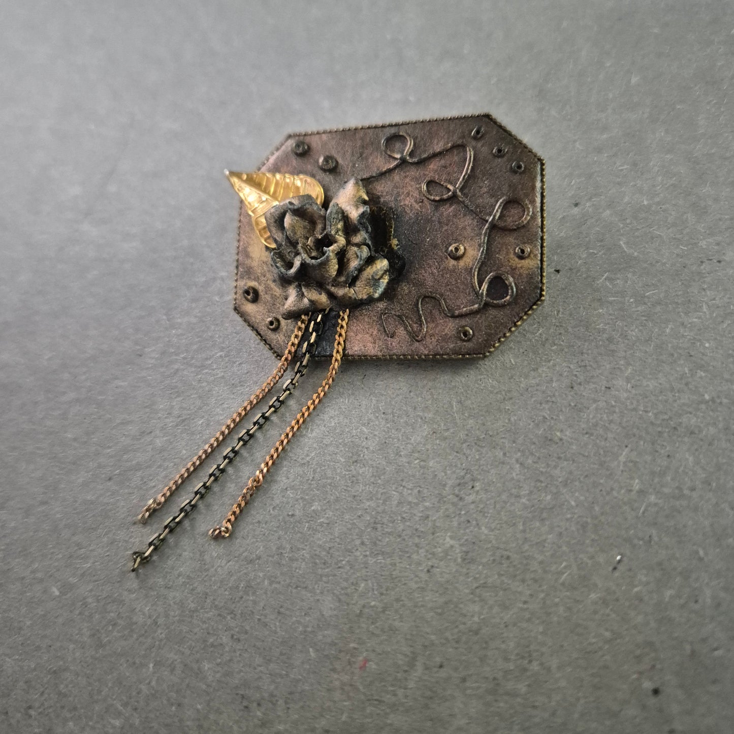 Antikgoldene Brosche mit Blume – Vintage Look & Kettenanhängern