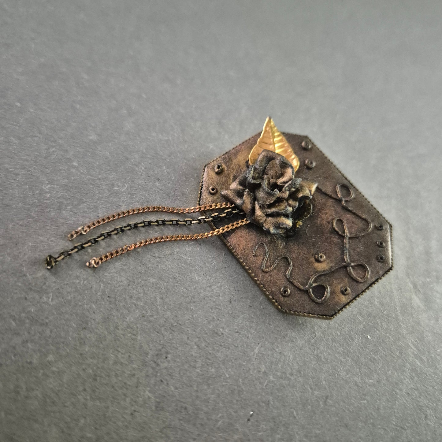 Antikgoldene Brosche mit Blume – Vintage Look & Kettenanhängern