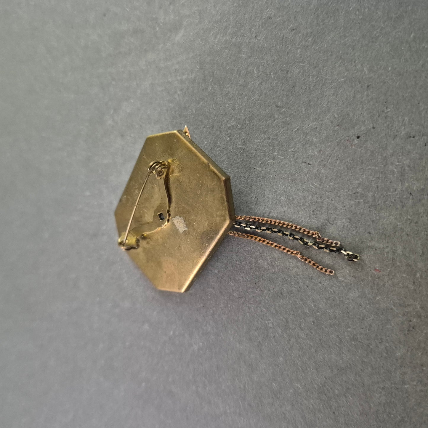 Antikgoldene Brosche mit Blume – Vintage Look & Kettenanhängern