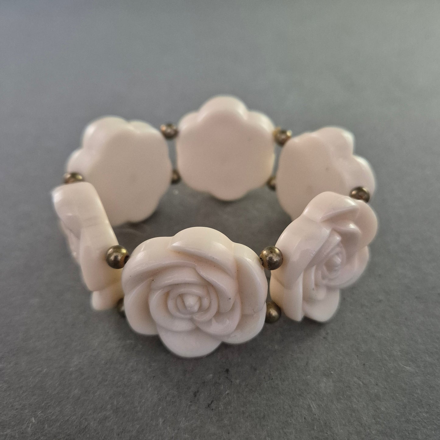 Elastisches Armband mit Rosen – Cremeweißer Floralschmuck im Vintage-Stil