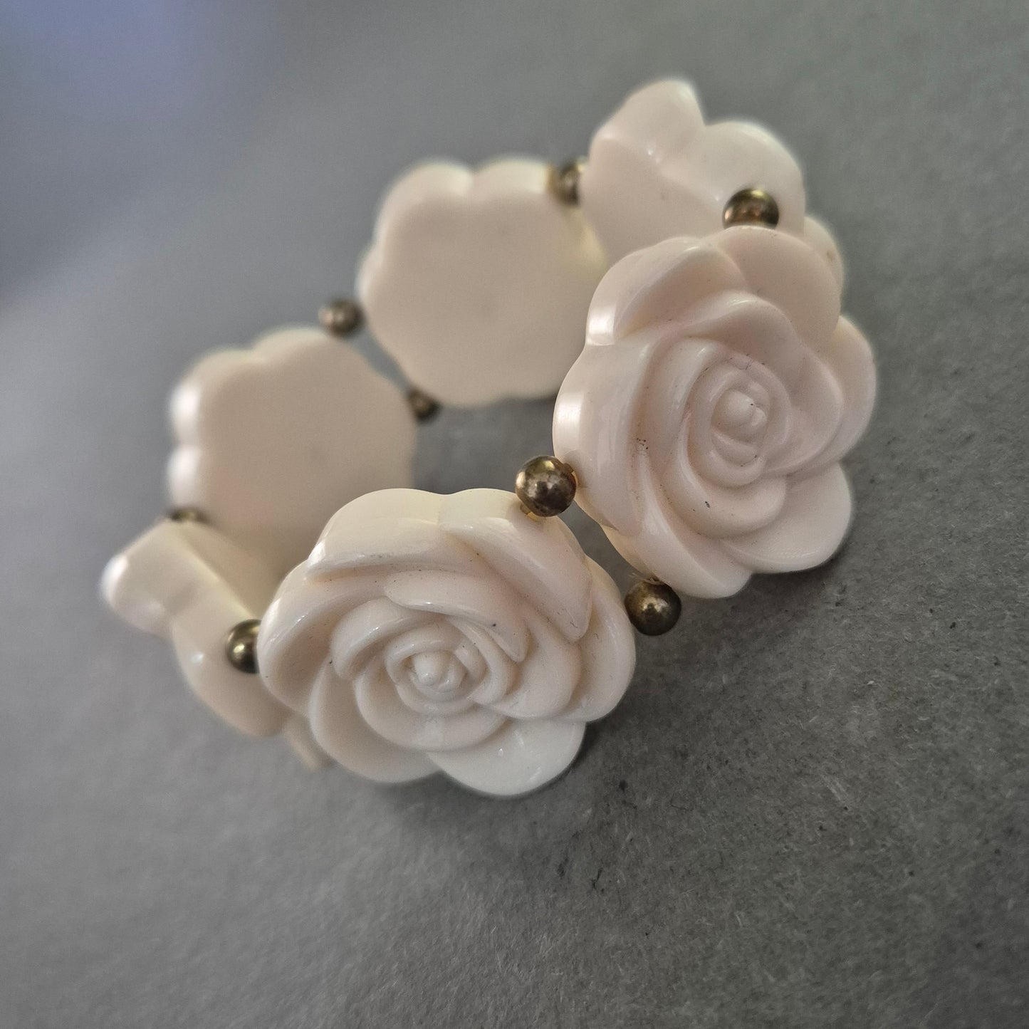 Elastisches Armband mit Rosen – Cremeweißer Floralschmuck im Vintage-Stil
