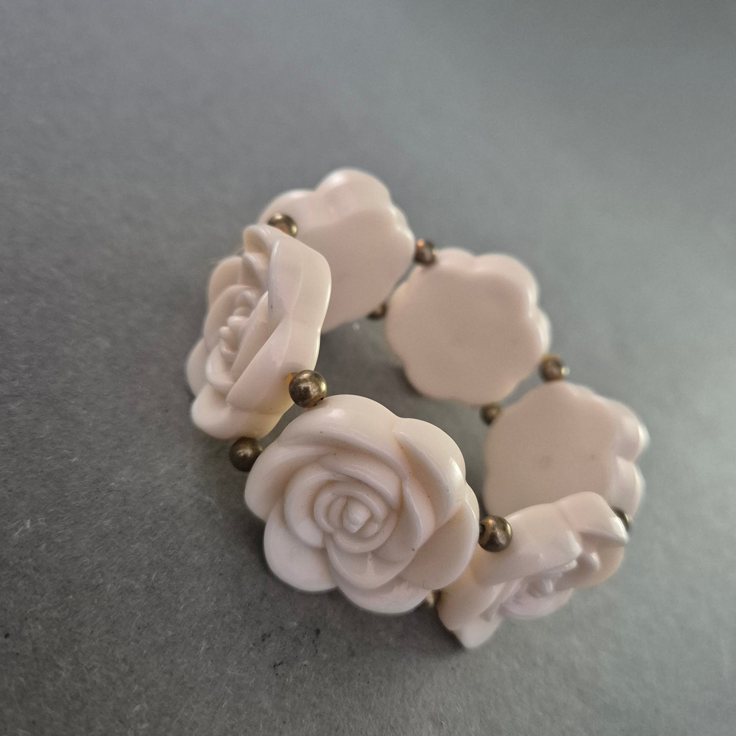 Elastisches Armband mit Rosen – Cremeweißer Floralschmuck im Vintage-Stil