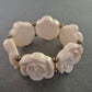 Elastisches Armband mit Rosen – Cremeweißer Floralschmuck im Vintage-Stil