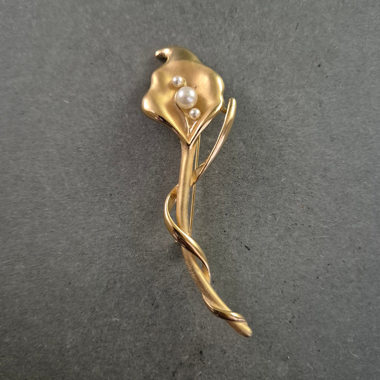 Goldene Blumenbrosche mit Perlen – Elegantes Design in Calla-Form
