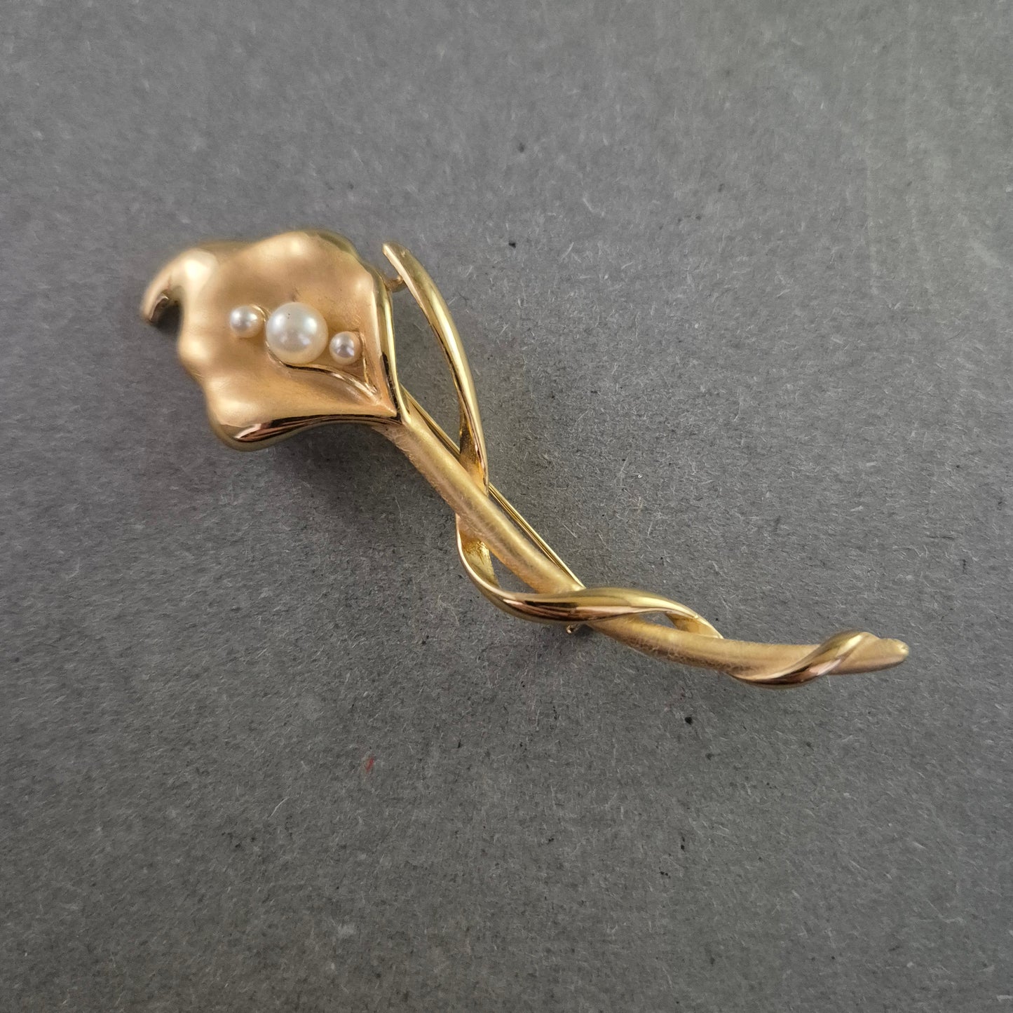 Goldene Blumenbrosche mit Perlen – Elegantes Design in Calla-Form